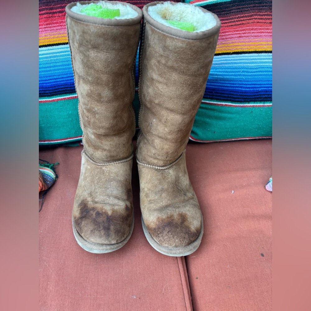 Ugg boots, size 8,chestnut calf height